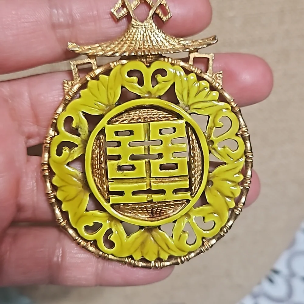 Vintage Medallion signed ART - Picture 2 of 8